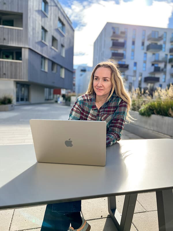 careerpage_EllenOutside_small